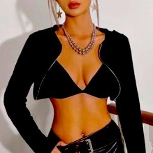 ICON SOLID BLACK ZIP UP CROP HOODIE!